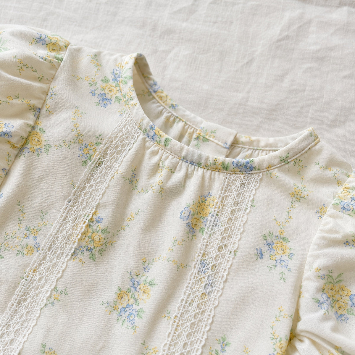 Floral cotton neckline and lace bodice detail